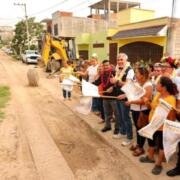 Angel Torres da banderazo de inicio a más calles en la colonia Gabriel Gutiérrez Zepeda