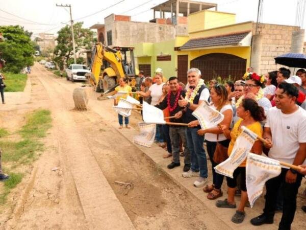 Angel Torres da banderazo de inicio a más calles en la colonia Gabriel Gutiérrez Zepeda