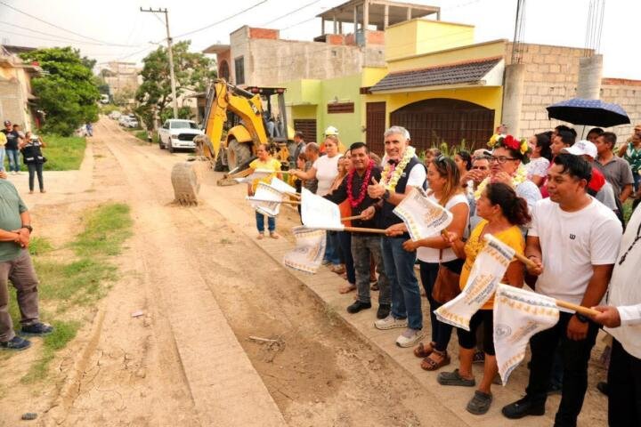 Angel Torres da banderazo de inicio a más calles en la colonia Gabriel Gutiérrez Zepeda