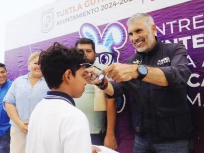 Suman más de 4,600 lentes entregados en beneficio de la niñez tuxtleca: Angel Torres