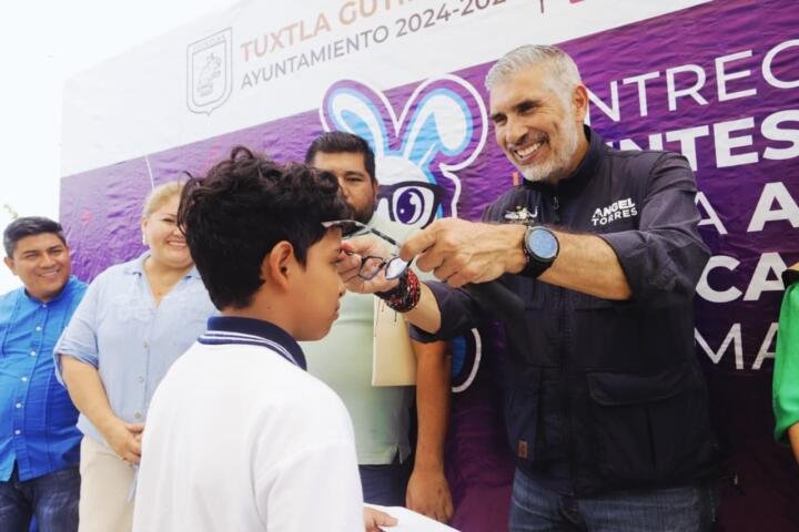 Suman más de 4,600 lentes entregados en beneficio de la niñez tuxtleca: Angel Torres
