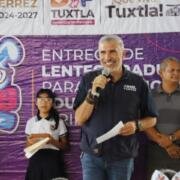 Llegan más lentes a escuelas primarias públicas de Tuxtla: Angel Torres