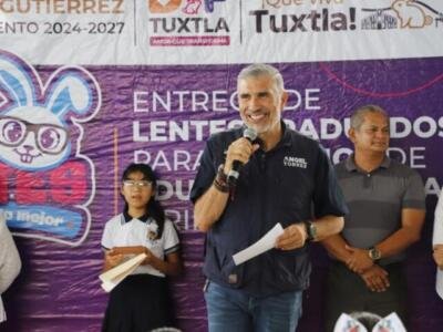Llegan más lentes a escuelas primarias públicas de Tuxtla: Angel Torres