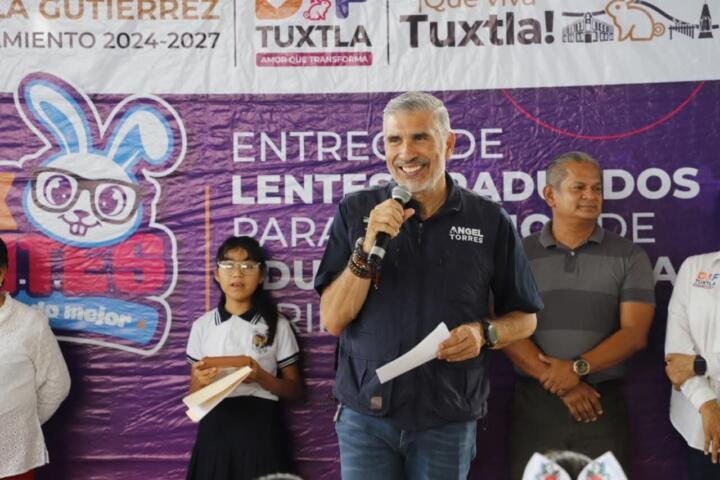 Llegan más lentes a escuelas primarias públicas de Tuxtla: Angel Torres