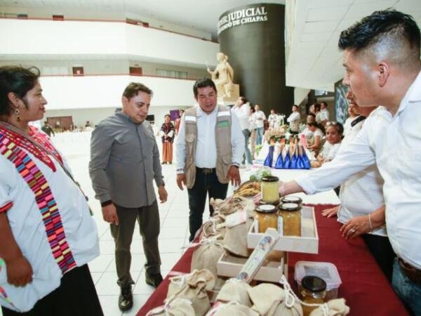 Juan Carlos Moreno Guillén celebra la labor y la dedicación de las y los productores de Ocosingo