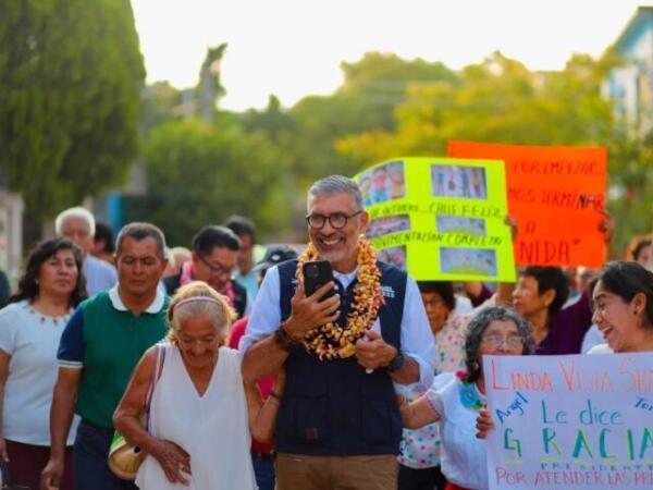 Inicia Angel Torres una calle más en la colonia Linda Vista Shanká