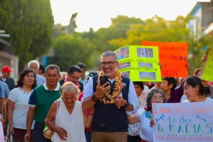 Inicia Angel Torres una calle más en la colonia Linda Vista Shanká