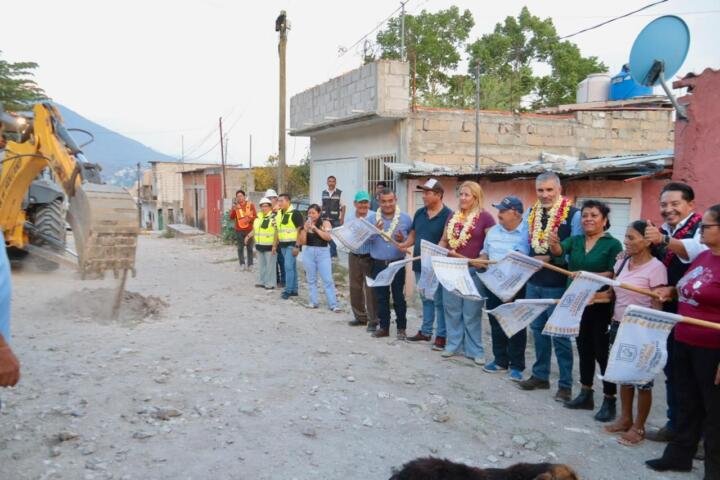 Arranca Angel Torres más calles en Jardines del Norte, en Tuxtla