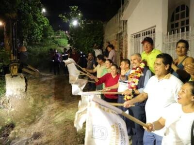 Da banderazo Angel Torres a más de 480 metros lineales de pavimentación en La Azteca