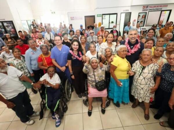 Sonríe Tuxtla transforma vidas de abuelitas y abuelitos: Angel Torres