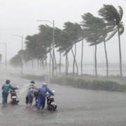 Cruzar una calle inundada puede ser más peligroso de lo que parece