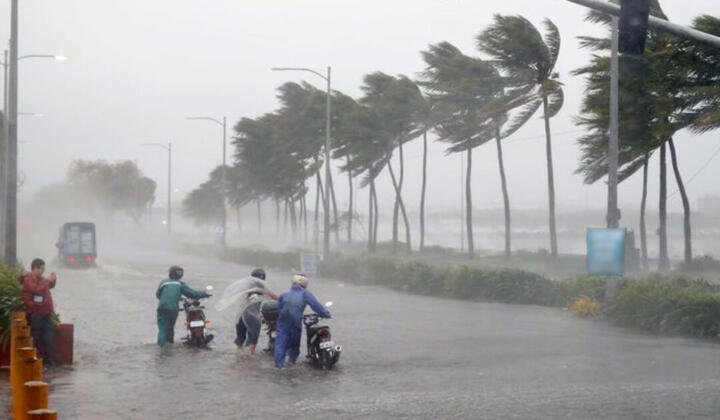 Cruzar una calle inundada puede ser más peligroso de lo que parece