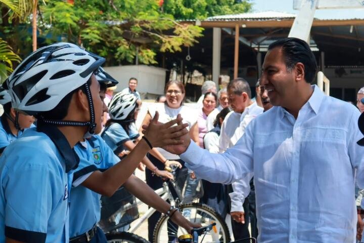 Con inversión en escuelas y apoyos a estudiantes, Eduardo Ramírez fortalece la educación en Chiapas