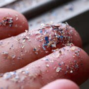 Estudio relaciona los microplásticos en sangre con un mayor riesgo de infarto