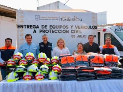 Entrega Angel Torres equipos, ambulancias y camionetas, a Protección Civil de Tuxtla