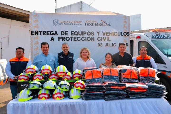 Entrega Angel Torres equipos, ambulancias y camionetas, a Protección Civil de Tuxtla