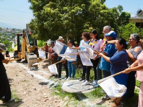 Contribuye Angel Torres a la conectividad en la Potinaspak, con Calles Felices