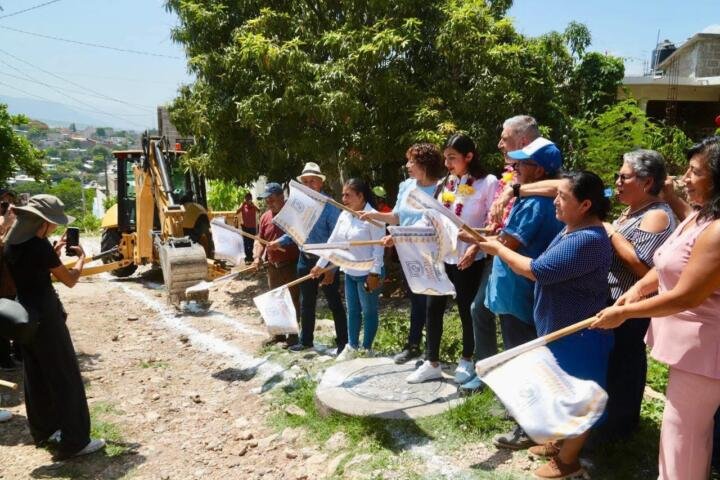 Contribuye Angel Torres a la conectividad en la Potinaspak, con Calles Felices