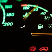 ¿Conducir siempre con la reserva de gasolina puede dañar tu automóvil?