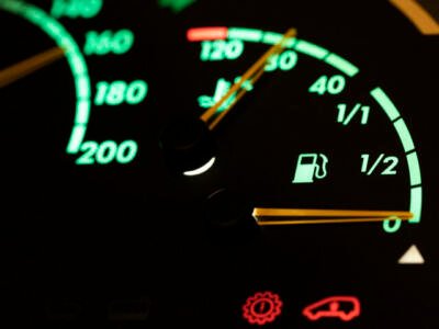 ¿Conducir siempre con la reserva de gasolina puede dañar tu automóvil?