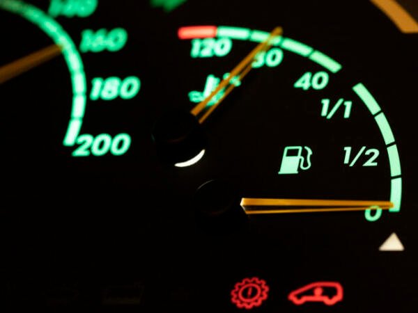 ¿Conducir siempre con la reserva de gasolina puede dañar tu automóvil?