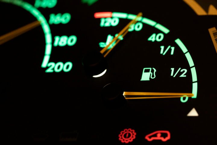 ¿Conducir siempre con la reserva de gasolina puede dañar tu automóvil?