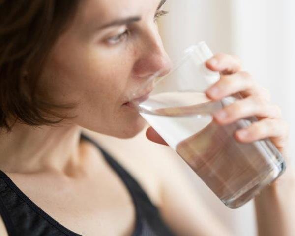 Mantener una buena hidratación podría favorecer un envejecimiento más saludable