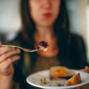 ¿Por qué se te antoja algo dulce después de comer?