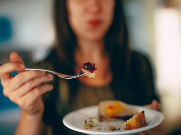 ¿Por qué se te antoja algo dulce después de comer?