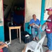 Javier Jiménez recorre el barrio Santa Cruz en Huixtla