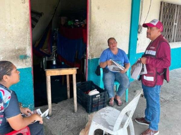 Javier Jiménez recorre el barrio Santa Cruz en Huixtla