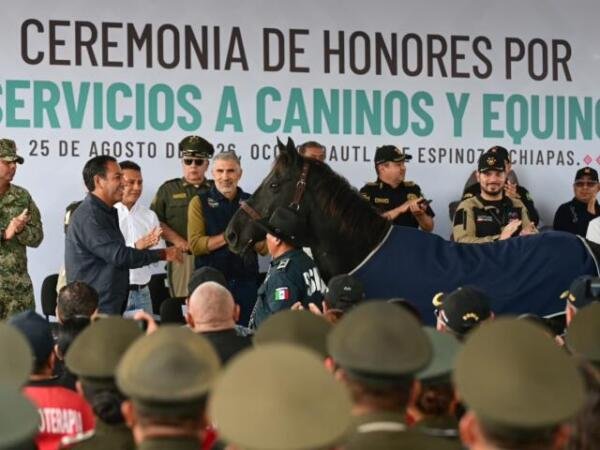 Eduardo Ramírez atestigua ceremonia de jubilación de caninos y equinos de la Secretaría de Seguridad del Pueblo