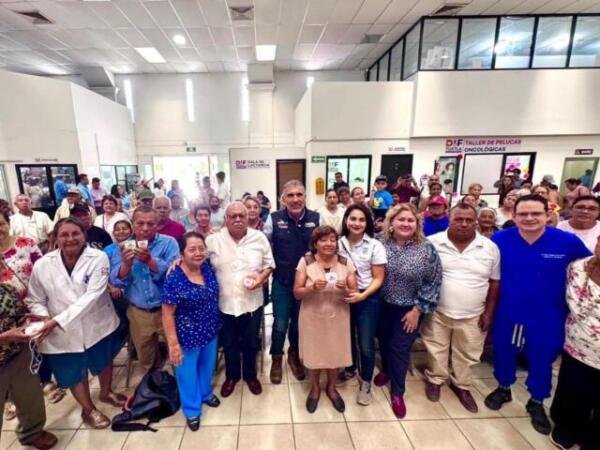 Beneficia Angel Torres con más de 170 prótesis dentales a abuelitas y abuelitos