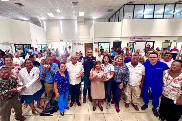 Beneficia Angel Torres con más de 170 prótesis dentales a abuelitas y abuelitos