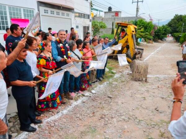 Angel Torres da banderazo a una calle más en el fraccionamiento Las Torres