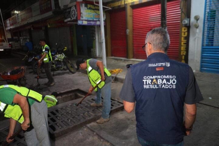 Encabeza Angel Torres brigadas nocturnas de desazolve en Tuxtla
