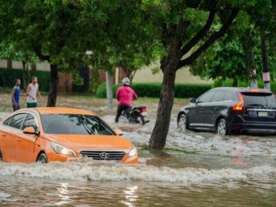 Muchos cruzan calles inundadas sin saber el daño que pueden causar