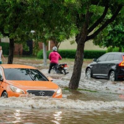 Muchos cruzan calles inundadas sin saber el daño que pueden causar
