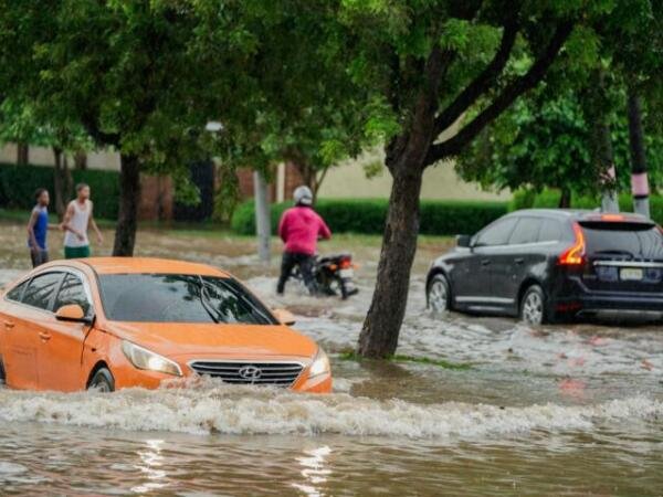 Muchos cruzan calles inundadas sin saber el daño que pueden causar