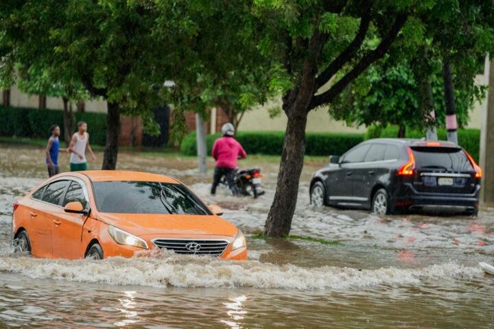 Muchos cruzan calles inundadas sin saber el daño que pueden causar