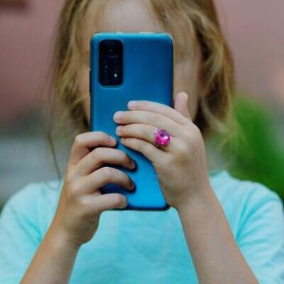México analiza limitar el uso de celulares en escuelas