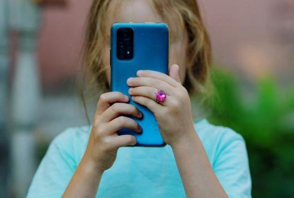 México analiza limitar el uso de celulares en escuelas