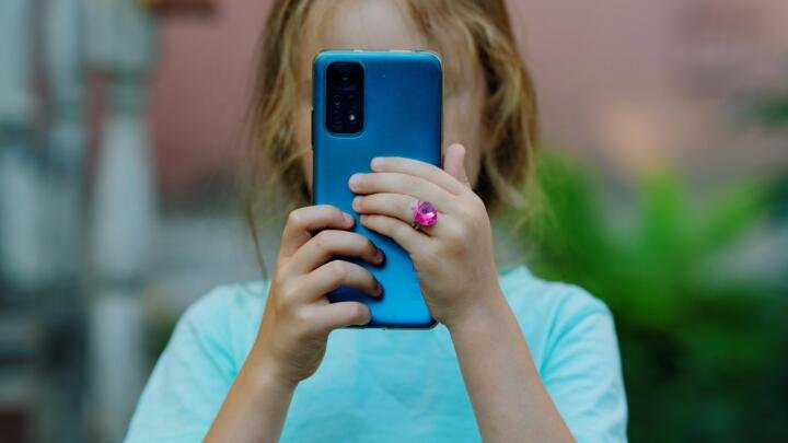 México analiza limitar el uso de celulares en escuelas
