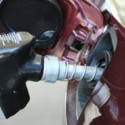 ¿Qué le pasa a tu auto si mezclas diferentes gasolinas?