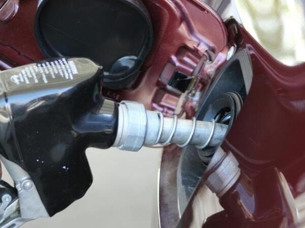 ¿Qué le pasa a tu auto si mezclas diferentes gasolinas?