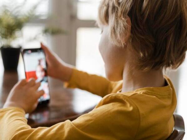 Scroll infinito: cómo afecta al cerebro y por qué preocupa su uso entre jóvenes