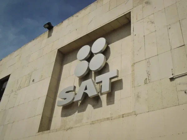 SAT: estos movimientos bancarios pueden generar una revisión fiscal