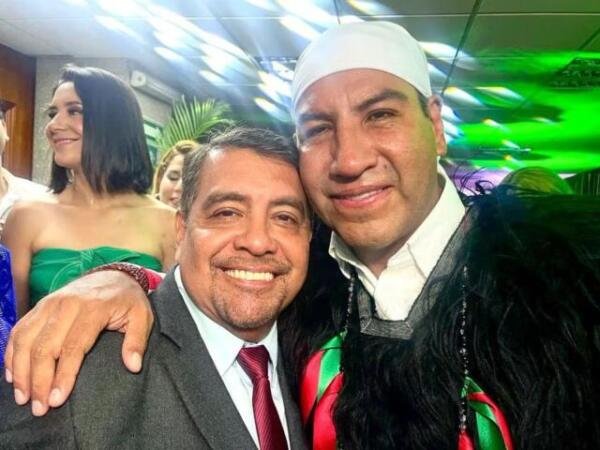 Javier Jiménez acompaña a Eduardo Ramírez en el Grito de Independencia