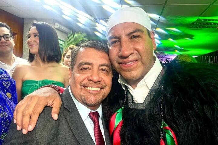 Javier Jiménez acompaña a Eduardo Ramírez en el Grito de Independencia