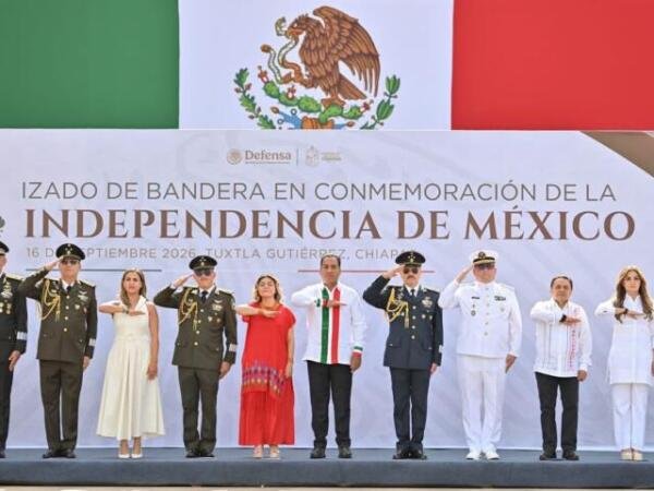 Eduardo Ramírez presencia el Desfile Militar acompañado por miles de chiapanecas y chiapanecos